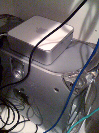 macMiniAndPowerMac.jpg